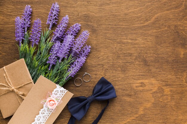 Plat lag bruiloft uitnodiging met lavendel met kopie-ruimte