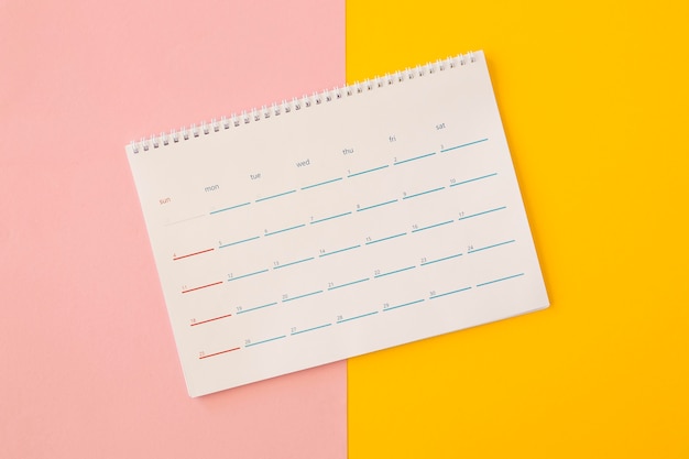 Foto plat lag bureaukalender op gele en roze achtergrond