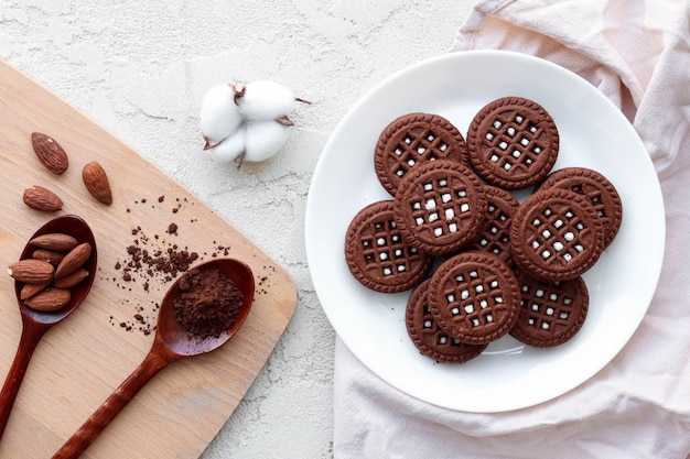 Plat lag chocolade koekjes op een witte plaat, zoet ontbijt