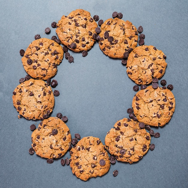 Foto plat lag cirkelvormig chocoladeschilferkoekjeskader