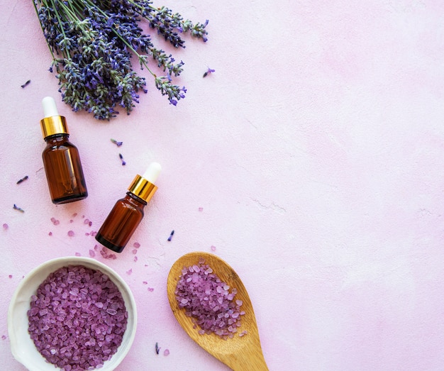 Plat lag compositie met lavendel bloemen en natuurlijke cosmetica