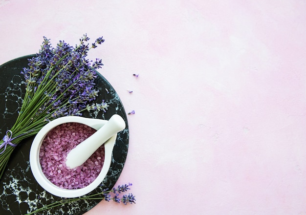 Foto plat lag compositie met lavendel bloemen en natuurlijke cosmetische achtergrond