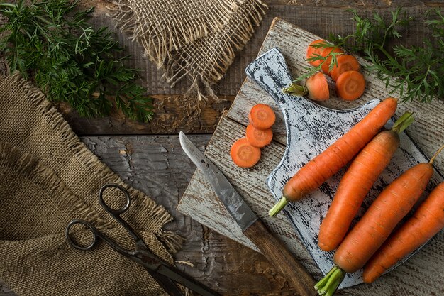 Plat lag compositie met wortelen op rustieke oppervlak