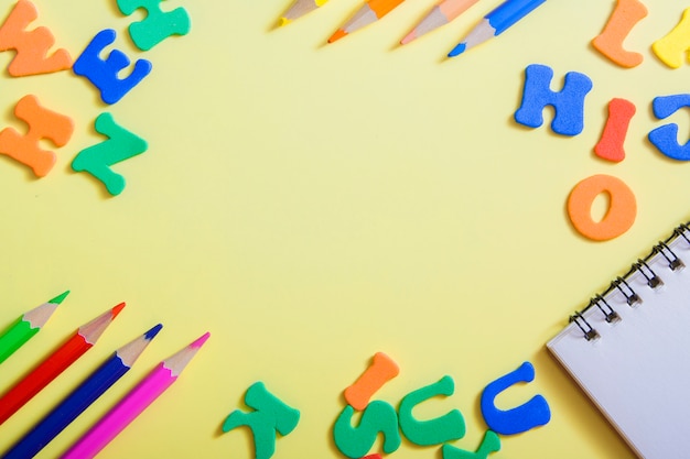 Plat lag gekleurde letters en briefpapier met een kopie ruimte