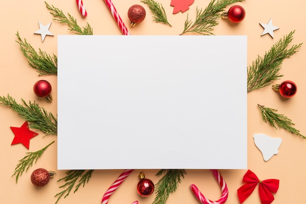 Plat lag kerstcompositie vierkant Papier blanco dennenboom takken kerstversieringen op gekleurde achtergrond Bovenaanzicht kopie ruimte voor tekst