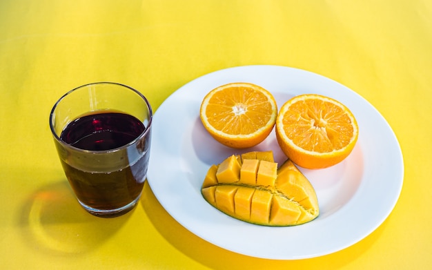 Plat lag kleurrijke fruitverzameling plak sinaasappel mango en sap kathmandu nepal