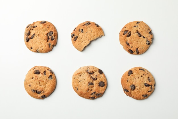 Plat lag met chocoladeschilferkoekjes op wit