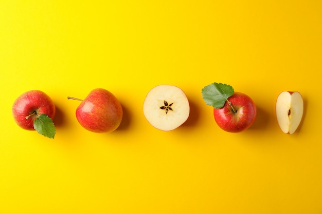 Plat lag met rode appels op gele tafel