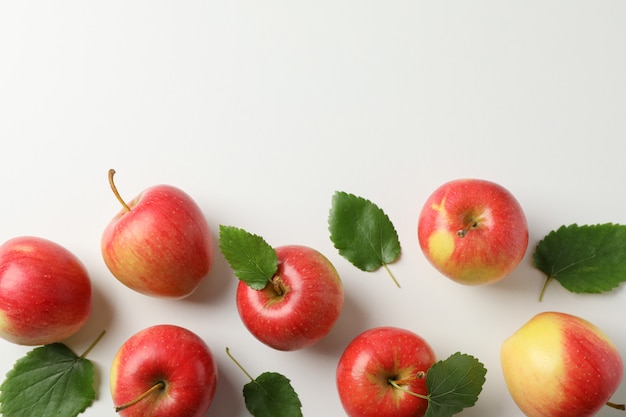 Plat lag met rode appels op witte tafel