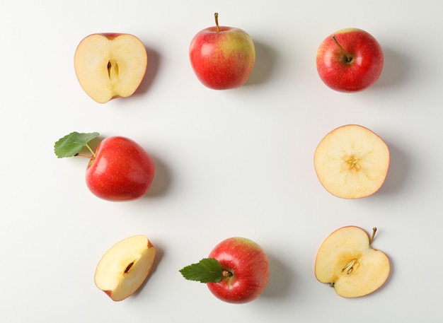 Plat lag met rode appels op witte tafel