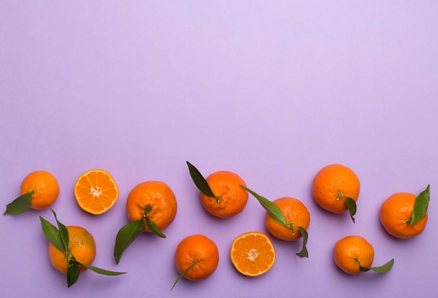 Plat lag met verse mandarijnen op gekleurde achtergrond Bovenaanzicht