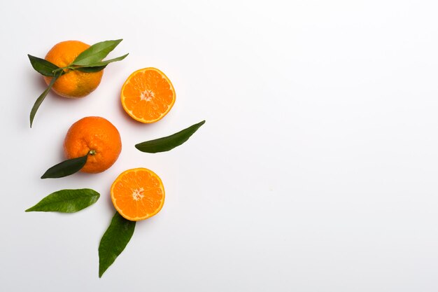 Plat lag met verse mandarijnen op gekleurde achtergrond Bovenaanzicht