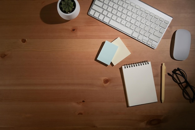 Plat lag notebook plaknotities koffiekopje en glazen op houten tafel