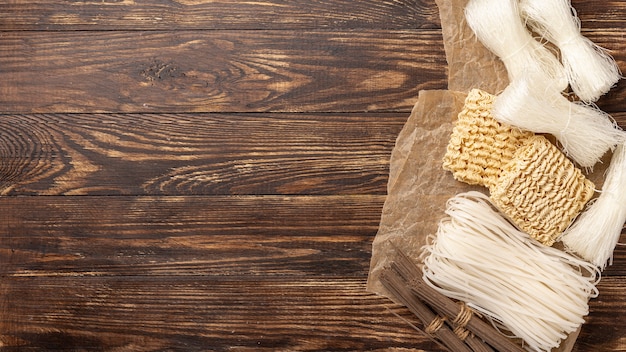 Plat lag ongekookt assortiment van noedels op houten achtergrond met kopie ruimte