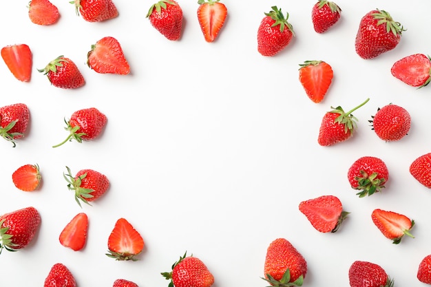 Plat lag samenstelling met aardbeien op witte achtergrond, ruimte voor tekst. Zomer zoet fruit en bessen