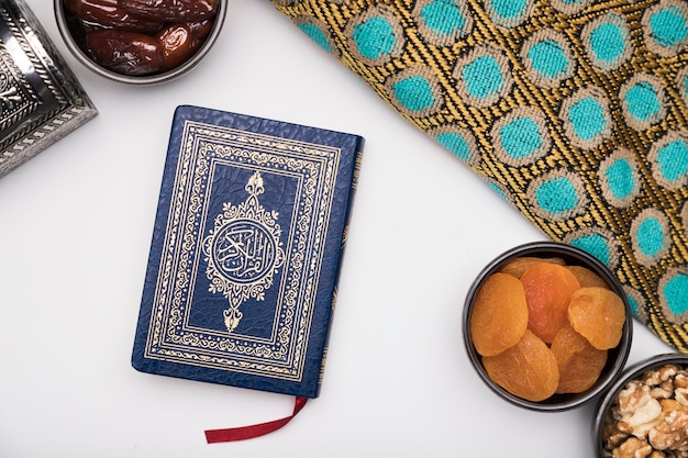 Plat lag snacks en koran op tafel