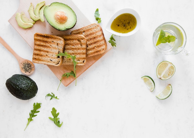 Plat lag toast met avocado