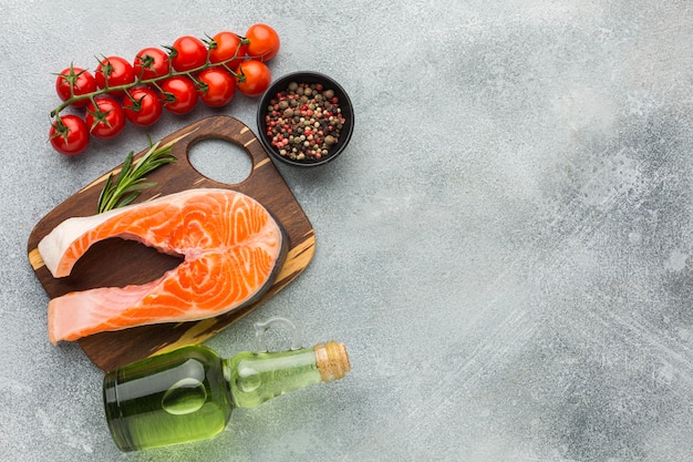 Plat lag zalm op een houten bord