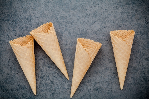 Plat leg ijsjes kegels collectie op stenen achtergrond voor snoep menu ontwerp.