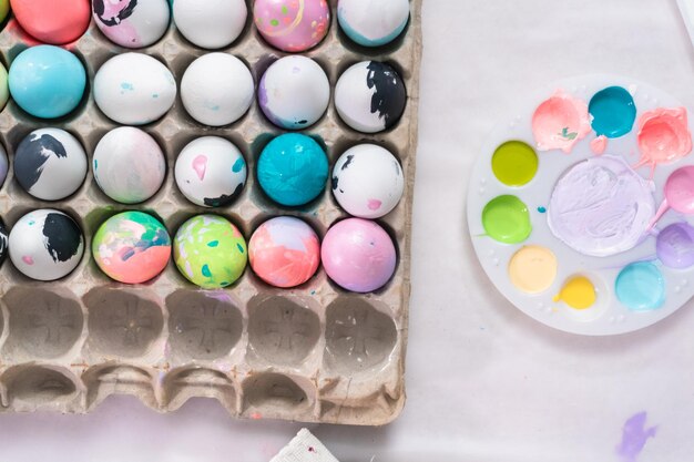 Plat leggen. Ambachtelijke paaseieren schilderen met acrylverf.