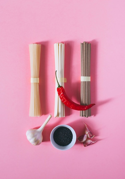 Plat leggen aziatische noedels udon en soba, rode chili, sesam en knoflook