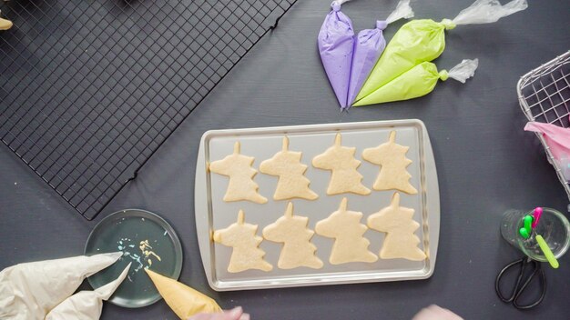 Plat leggen. Eenhoorn-suikerkoekjes versieren met meerkleurige royal icing.