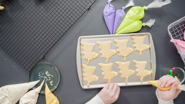 Plat leggen. Eenhoorn-suikerkoekjes versieren met meerkleurige royal icing.