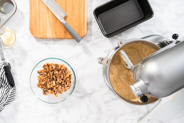 Plat leggen. ingrediënten mengen in keukenmixer om bananennotenbrood te bakken.