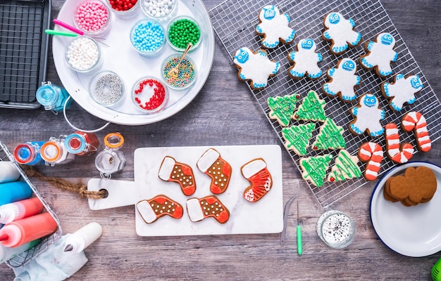 Plat leggen. Kerstkoekjes versieren met royal icing.