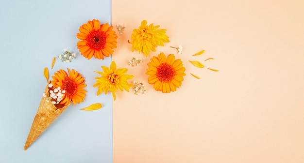 Plat leggen met bloemen in herfstkleuren