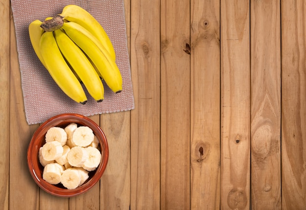 Foto plat leggen met plat leggen met tros bananen en plakjes banaan