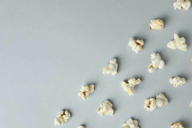 Plat leggen met popcorn op lichtgrijze achtergrond.