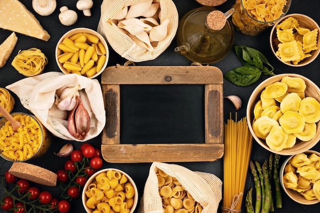 Plat leggen met traditionele biologische Italiaanse pasta en kookingrediënten in herbruikbare katoenen zakken en glazen containers. Geen afval, plasticvrij concept