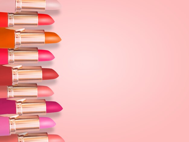 Plat leggen mode van lippenstiften op trendy achtergrond. Essentiële schoonheid item in roze thema make-up op frame voor promotie.