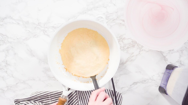 Plat leggen. Pannenkoeken maken in een kleine koekenpan op middelhoog vuur.