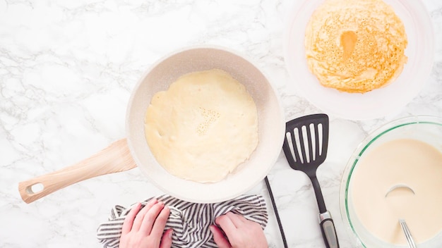 Plat leggen. Pannenkoeken maken in een kleine koekenpan op middelhoog vuur.