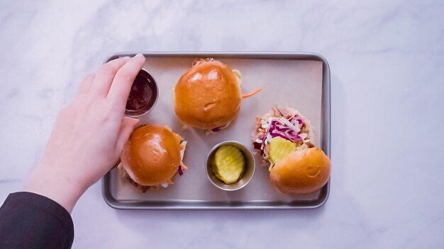 Plat leggen. Stap voor stap. Broodjes pulled pork maken met coleslaw op briochebroodjes.