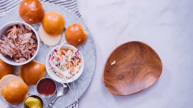 Plat leggen. Stap voor stap. Broodjes pulled pork maken met coleslaw op briochebroodjes.