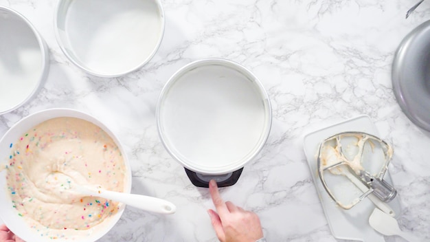 Plat leggen. Stap voor stap. Funfetti cakebeslag meten op een digitale keukenweegschaal.