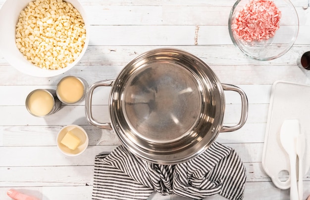 Plat leggen. Stap voor stap. Ingrediënten om candy cane witte chocolade fudge te maken.