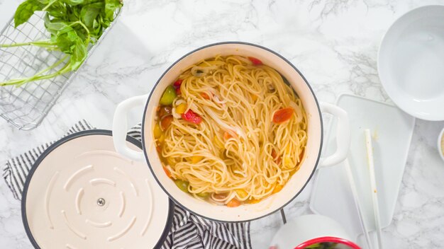 Plat leggen. Stap voor stap. Koken op pot pasta recept in een geëmailleerde gietijzeren Dutch Oven.