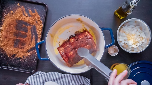 Plat leggen. Stap voor stap. Varkensgebraad zonder been in gietijzeren Dutch Oven.