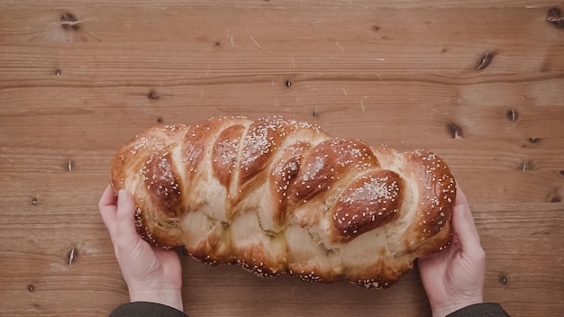 Foto plat leggen. stap voor stap. vers gebakken sjalottenbrood met sesam en maanzaad.