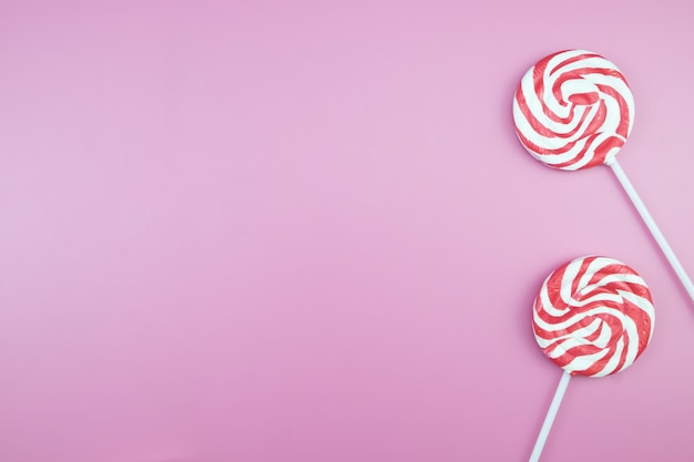 Plat leggen Sweet Candy Lollipop marshmallow Kleurrijke roze achtergrond