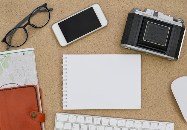 Plat leggen van accessoires op houten bureau achtergrond