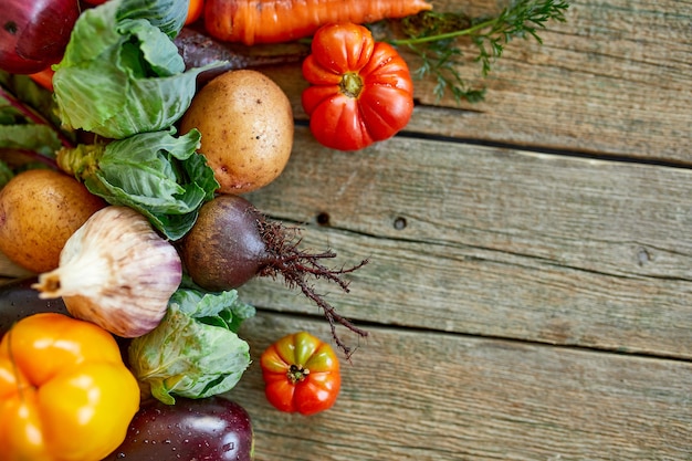 Plat leggen van assortiment van verse groenten, bio-gezond, biologisch voedsel op houten achtergrond, landelijke marktstijl, tuinproducten, vegetarisch dieetvoedsel, schoon eten.