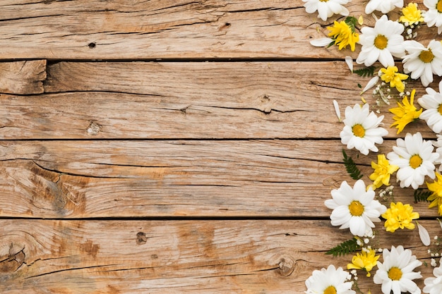 Plat leggen van bloemen concept op houten tafel