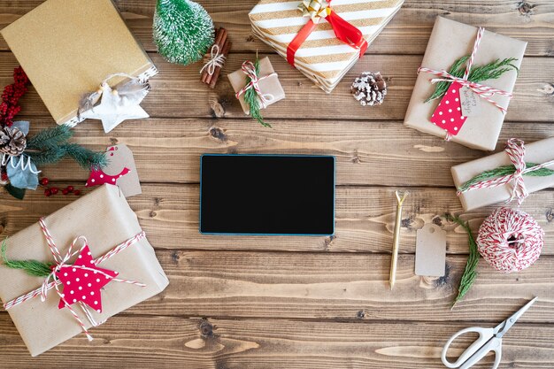 Foto plat leggen van digitale tablet, kerstcadeau verpakken.