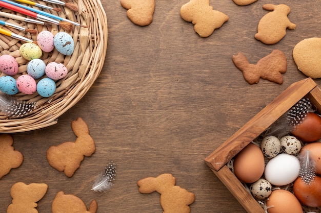 Foto plat leggen van doos met eieren voor pasen en bunny vormige koekjes