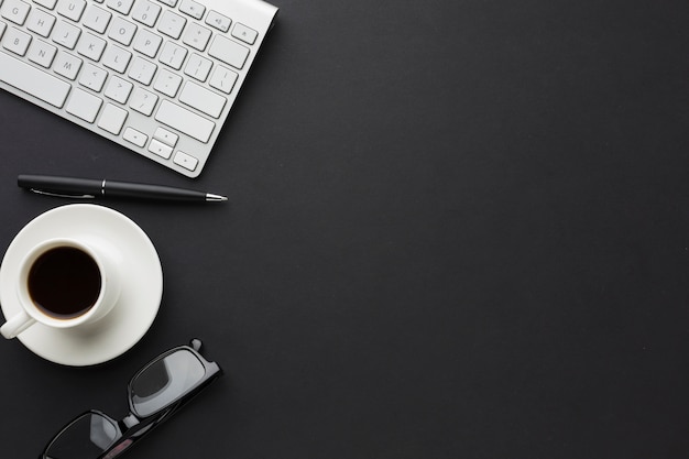 Plat leggen van een bureau met koffiekopje en glazen